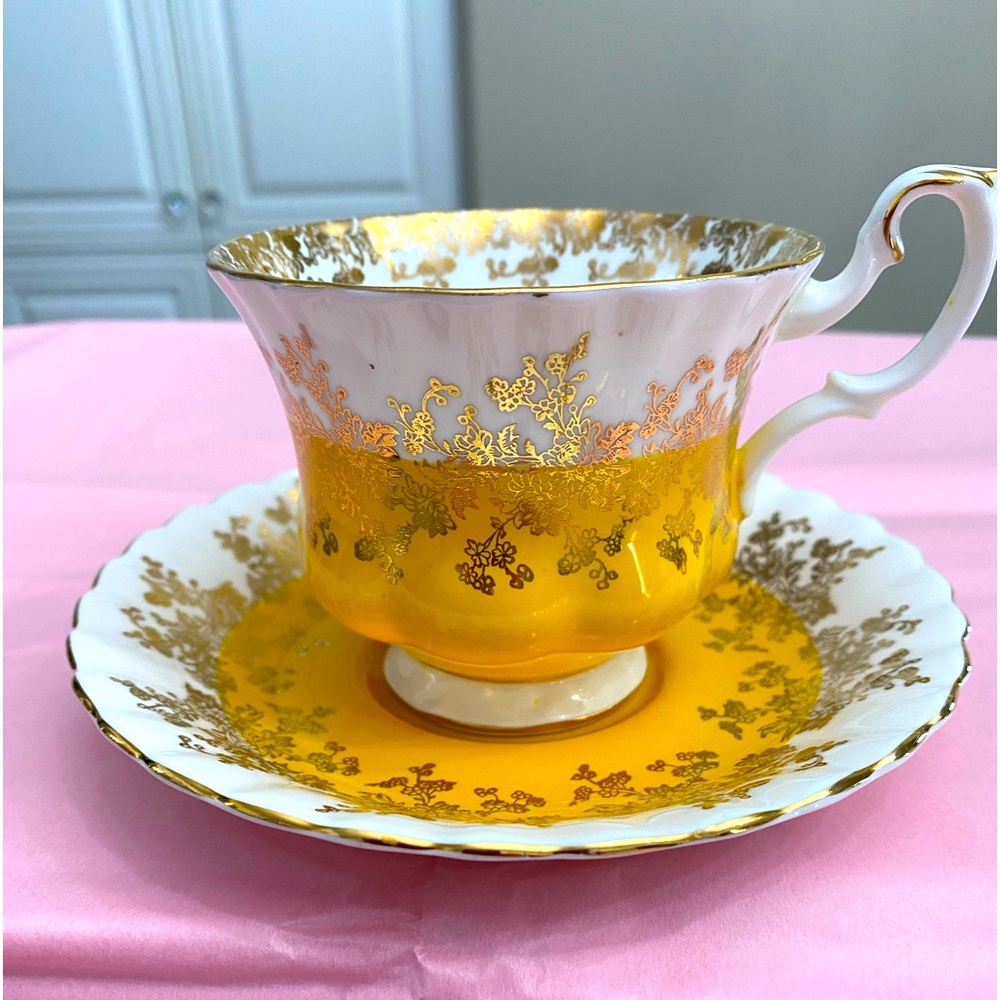 EUC VTG ROYAL ALBERT BONE CHINA REGAL SERIES YELLOW AND GOLD TEACUP AND SAUCER